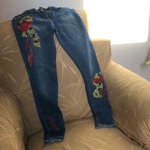 Blue denim stretchy jeans,Mid rise and embroidered flowers and Chili’s